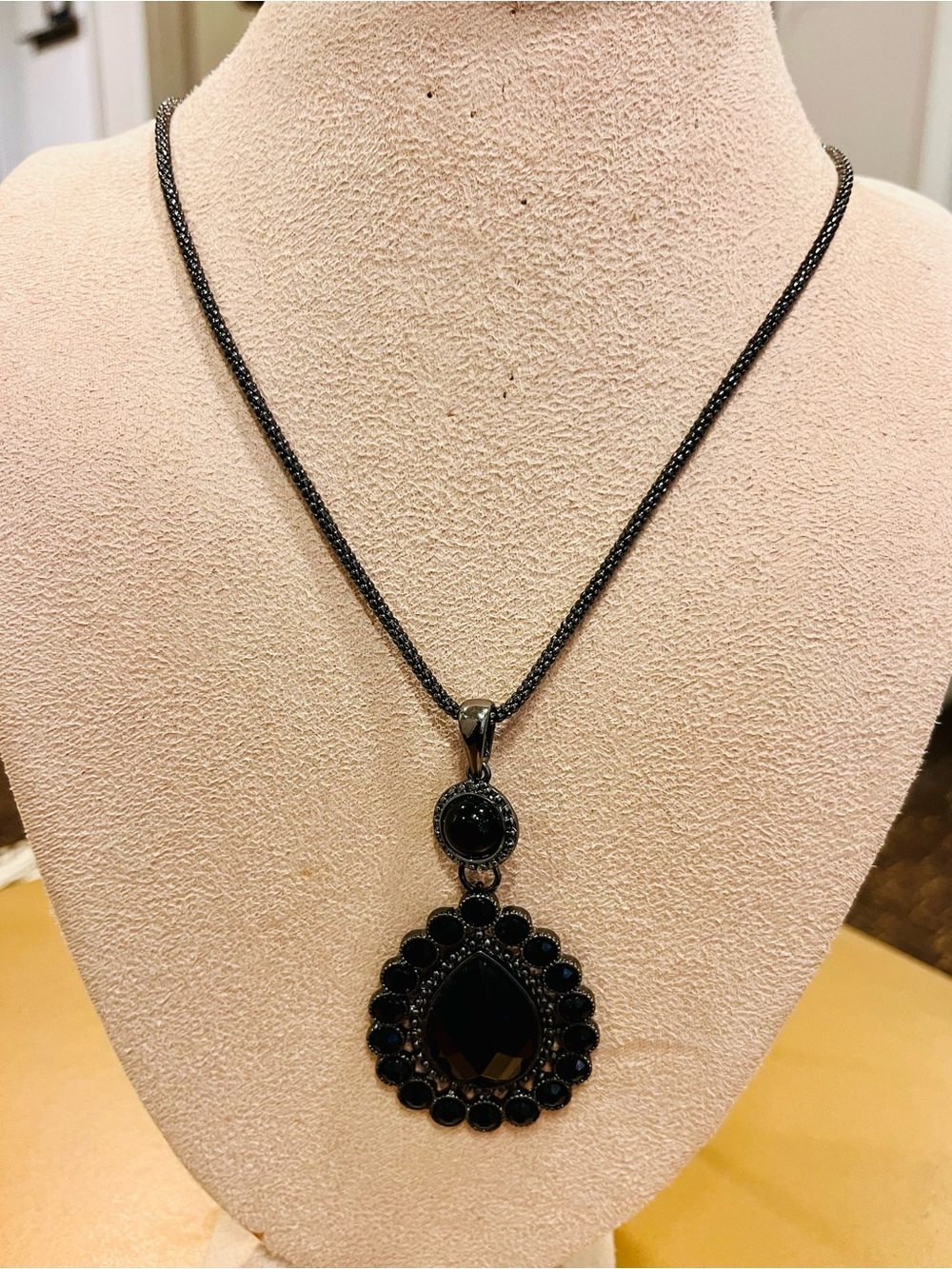Elegant Black Teardrop Pendant and Chain Necklace - Women Jewelry